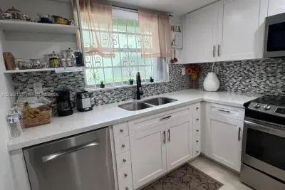 11183 NW 7th St #104, Miami: photo 1 of 24