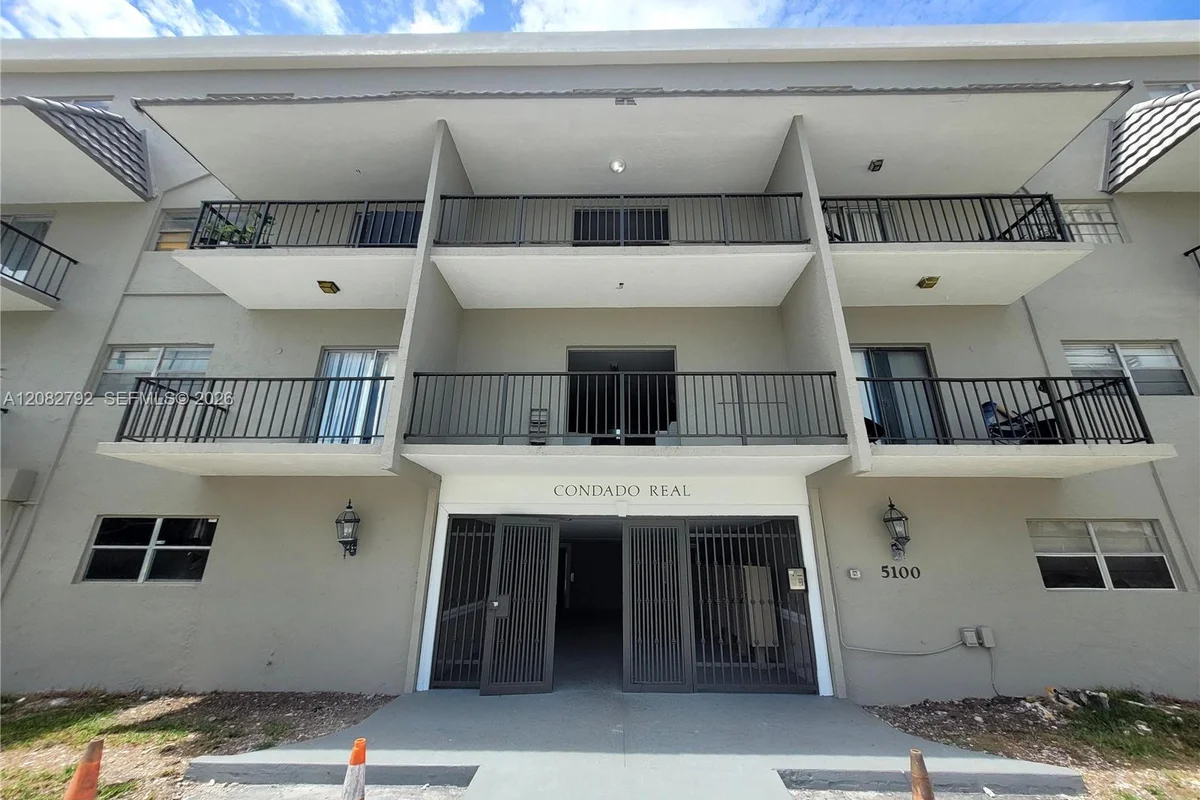 5100 SW 41st St #202, Hollywood: photo 1 of 14