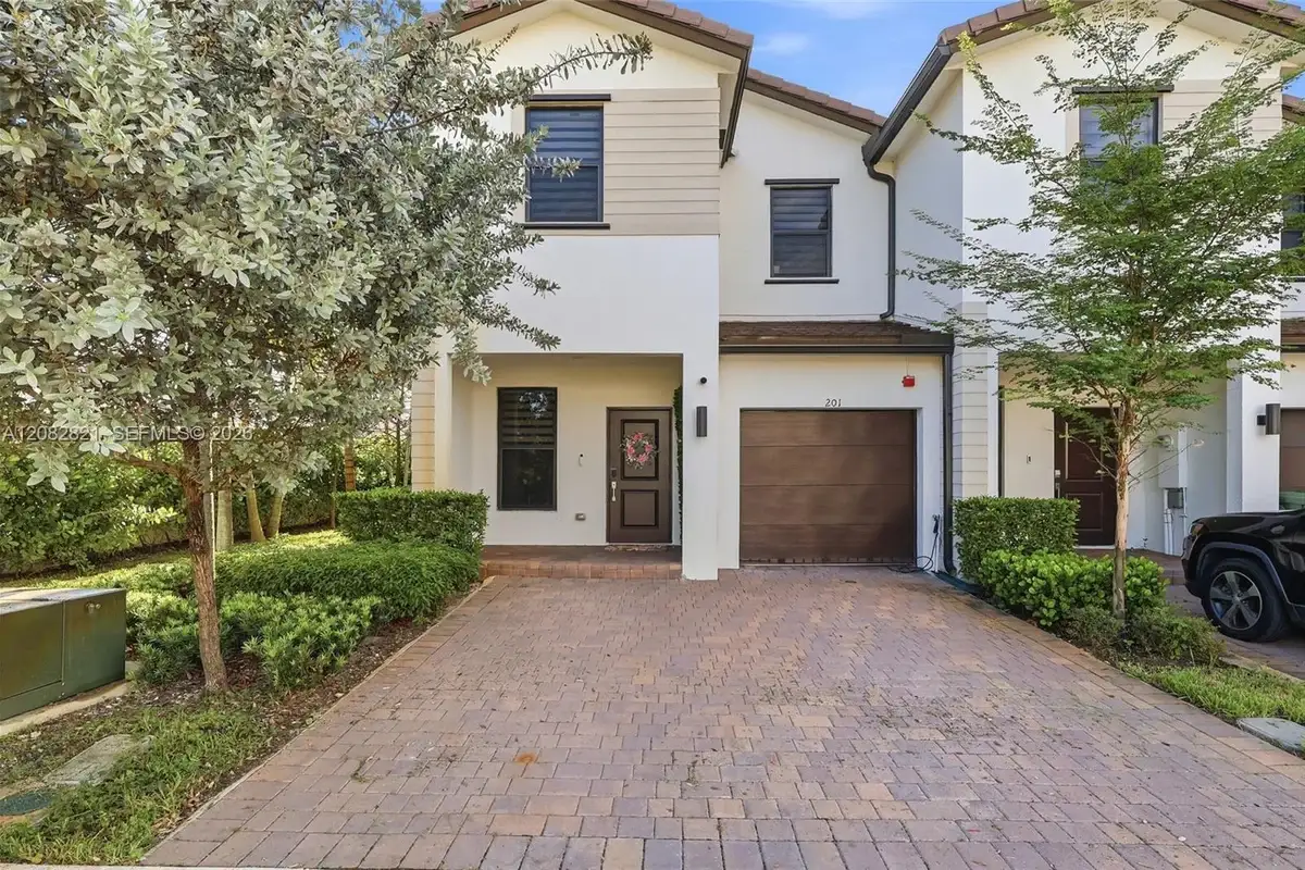 201 SW 159th Way, Pembroke Pines: photo 1 of 15