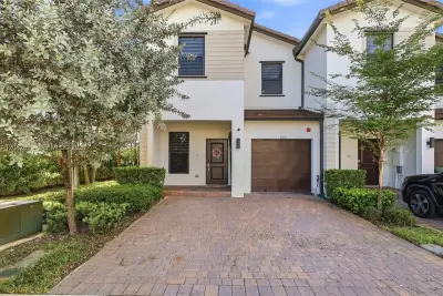 201 SW 159th Way, Pembroke Pines: photo 1 of 15