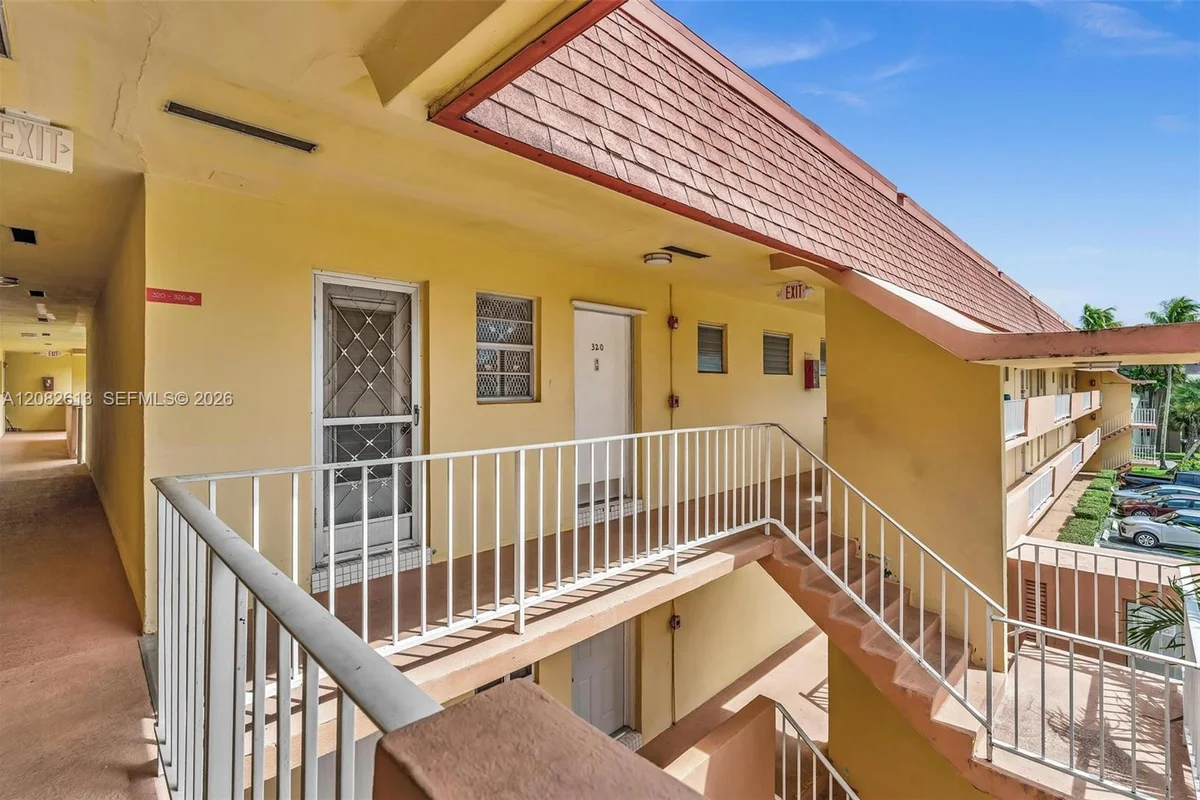 1540 NE 191st St #320, Miami: photo 1 of 38