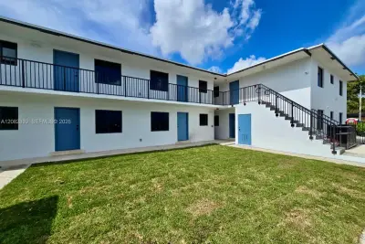 180 NE 57th St #2, Miami: photo 1 of 14