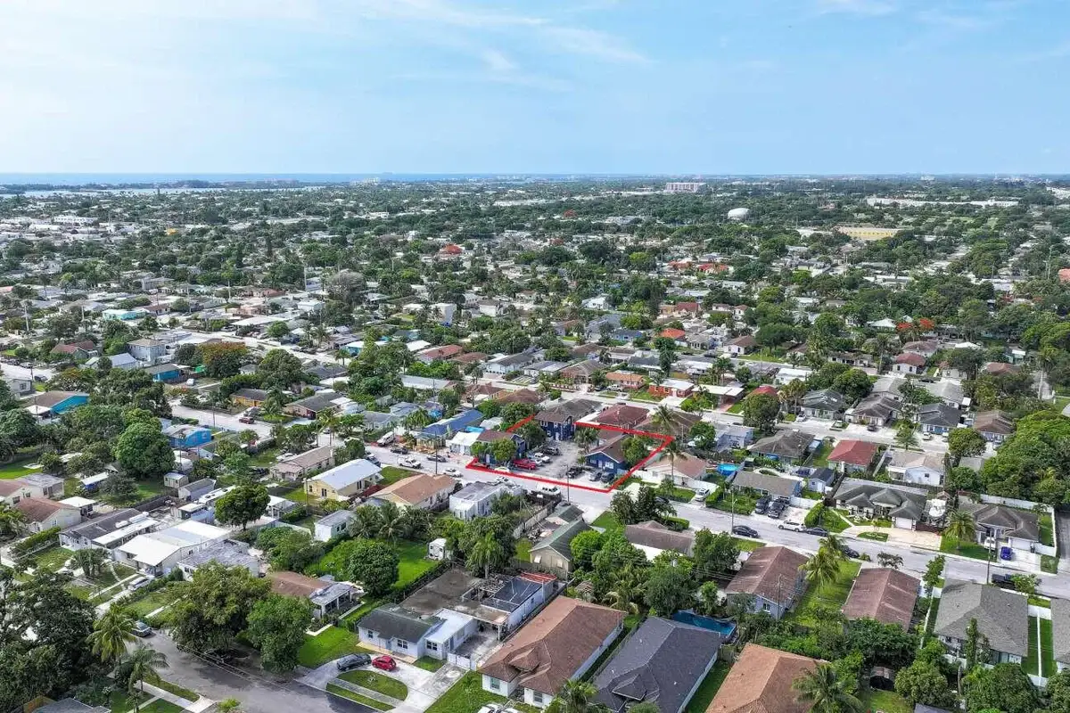 1000 W Lakewood Rd, West Palm Beach: photo 1 of 12