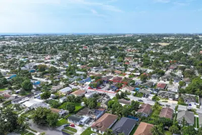 1000 W Lakewood Rd, West Palm Beach: photo 1 of 12
