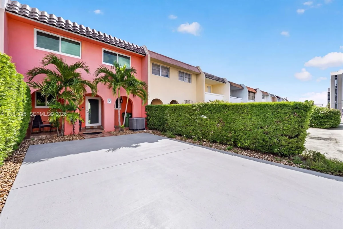 6965 W 2nd Way, Hialeah: photo 1 of 36