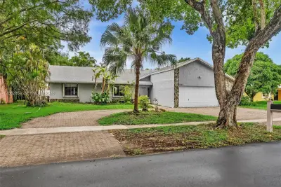 8240 NW 54th St, Lauderhill: photo 1 of 40