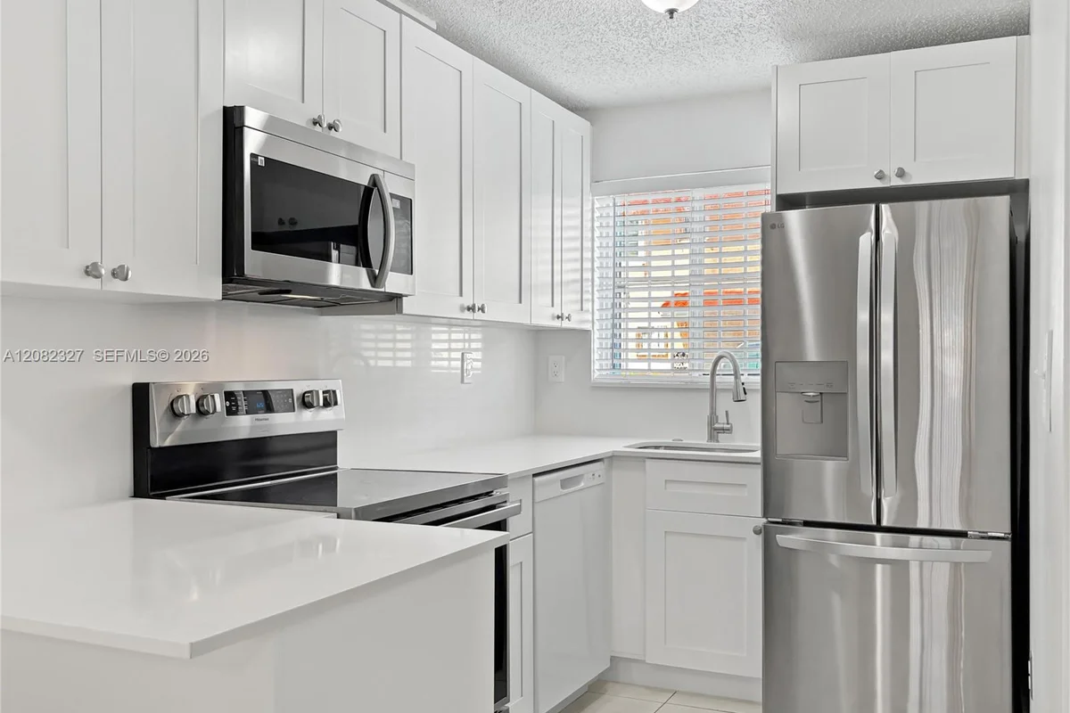 8055 NW 8th St #3, Miami: photo 1 of 19