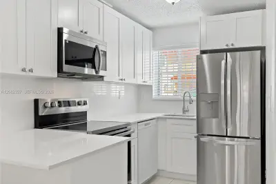 8055 NW 8th St #3, Miami: photo 1 of 19