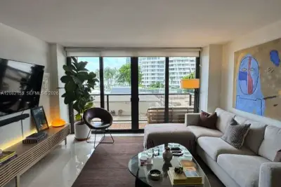 600 NE 36th St #216, Miami: photo 1 of 24