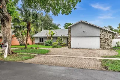 House in Lauderhill: photo 1 of 45