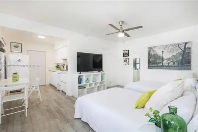 471 NE 37th St #1, Miami: photo 1 of 8