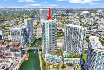 92 SW 3rd St #4806, Miami: photo 1 of 31