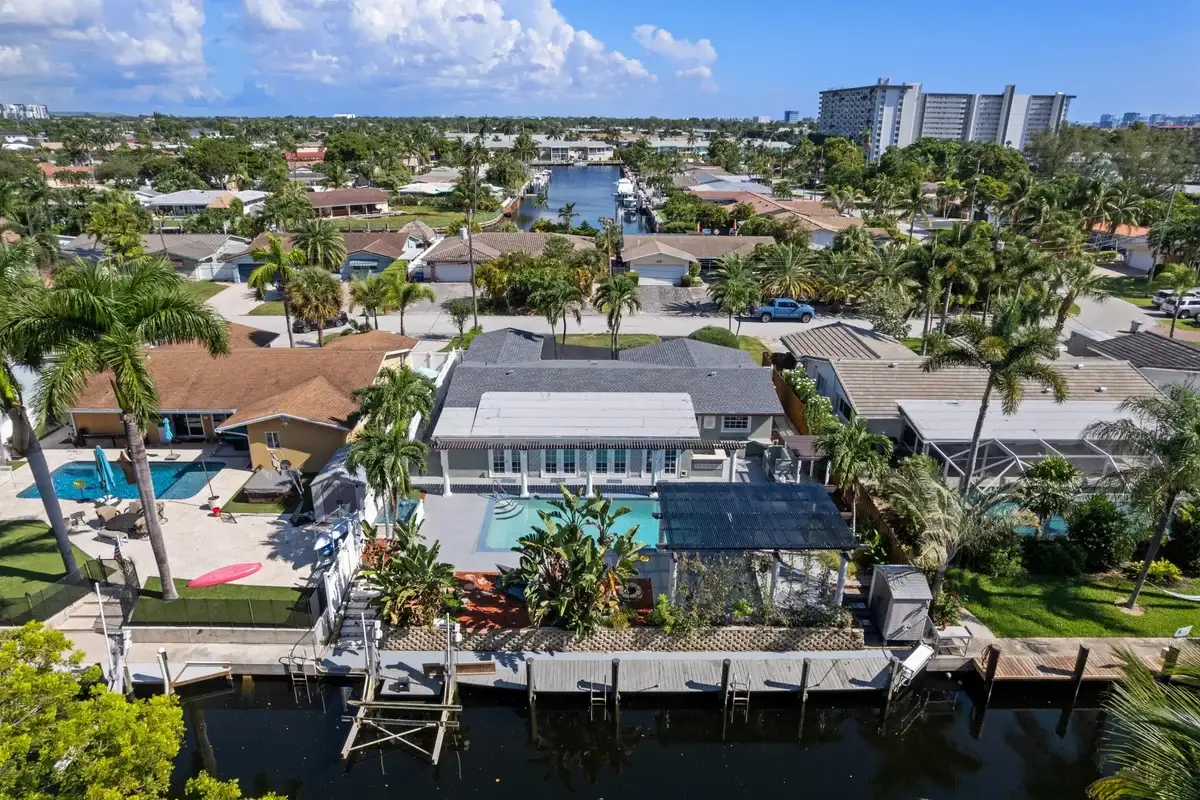 930 SE 10th Ct, Pompano Beach: photo 1 of 47