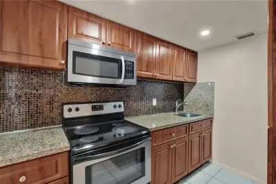 2145 SW 7th St #3, Miami: photo 1 of 13
