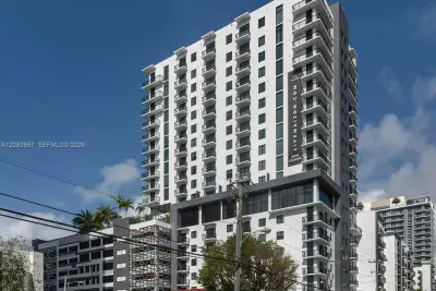 221 SW 12th St #706, Miami: photo 1 of 31