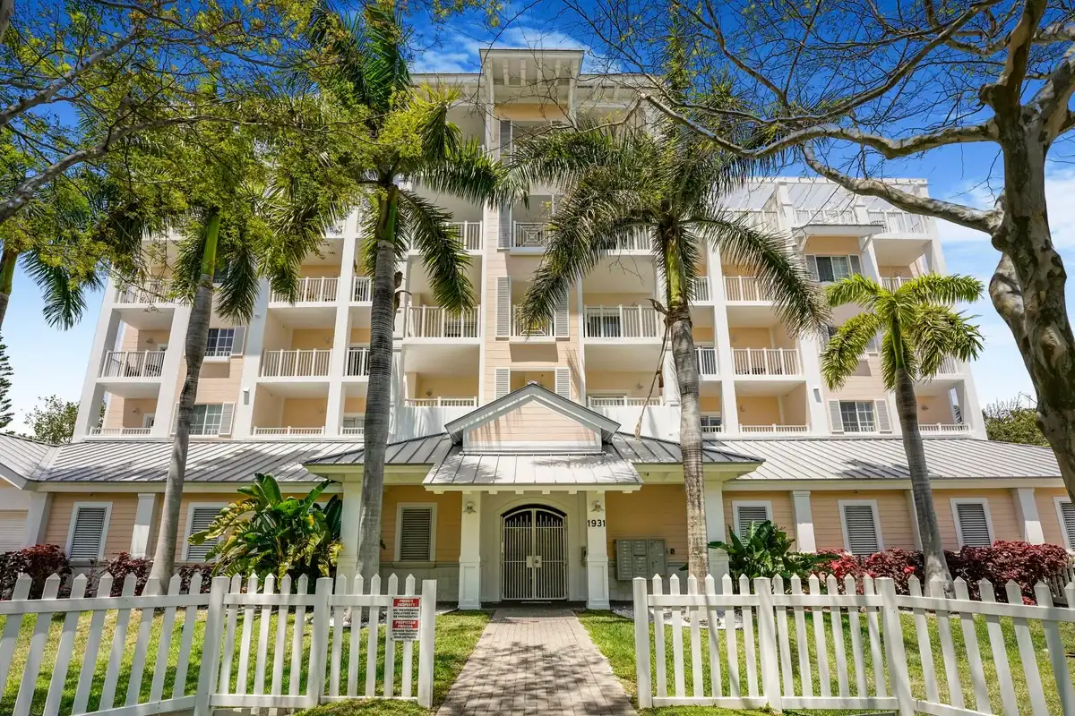 1931 NE 2nd St #301, Deerfield Beach: photo 1 of 22