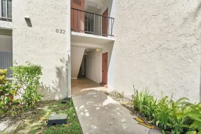 632 NW 13th St #16, Boca Raton: photo 1 of 31