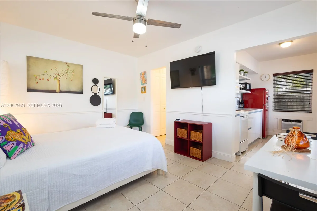 471 NE 37th St #11, Miami: photo 1 of 6