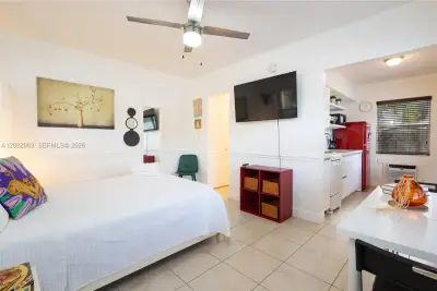 471 NE 37th St #11, Miami: photo 1 of 6