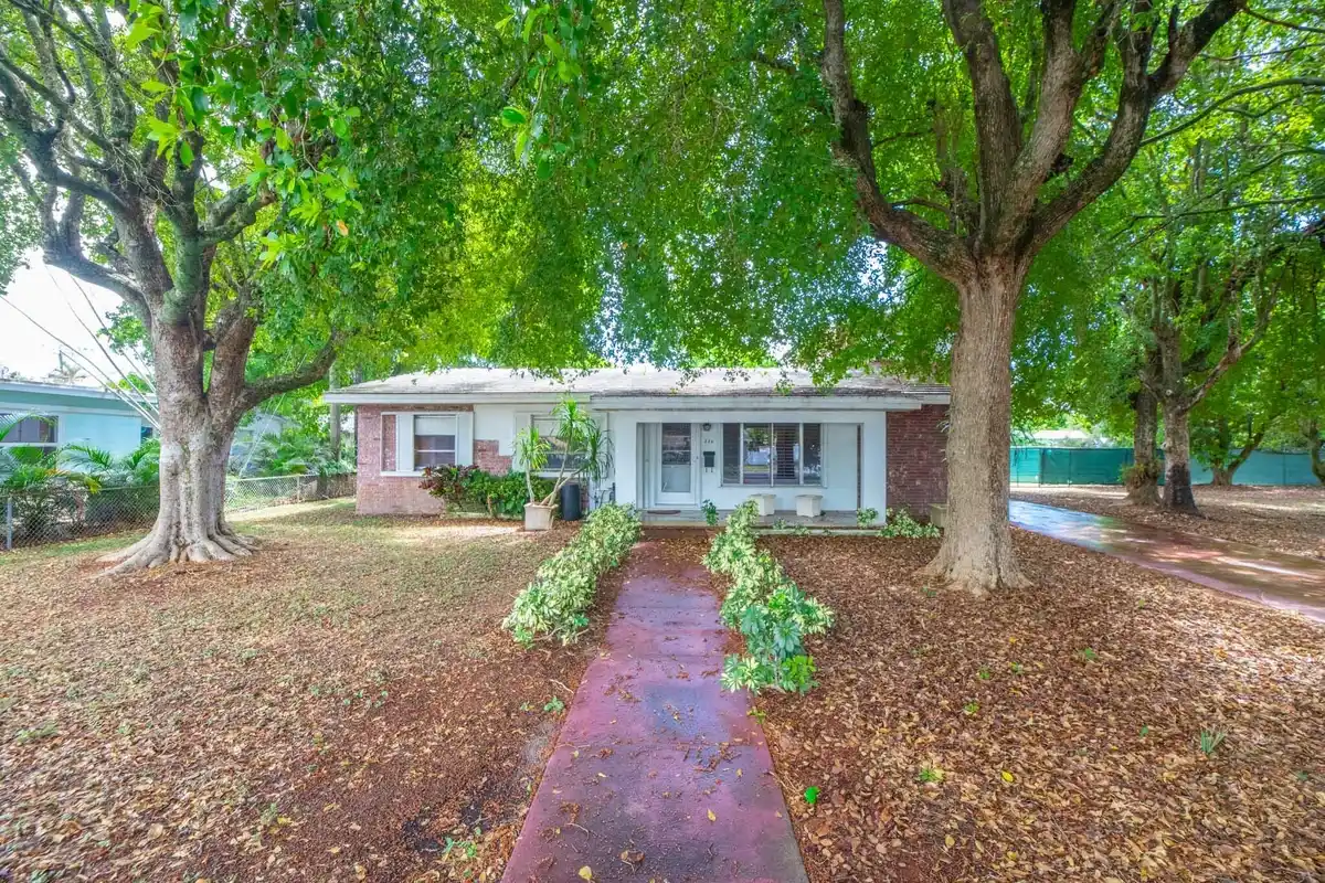 226 NE 13th Ave, Pompano Beach: photo 1 of 38