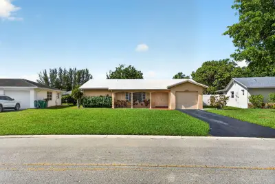 10304 NW 80th Dr, Tamarac: photo 1 of 24