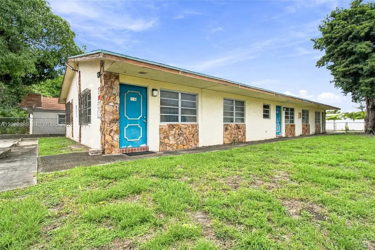 18 SW 13th St, Dania Beach: photo 1 of 16