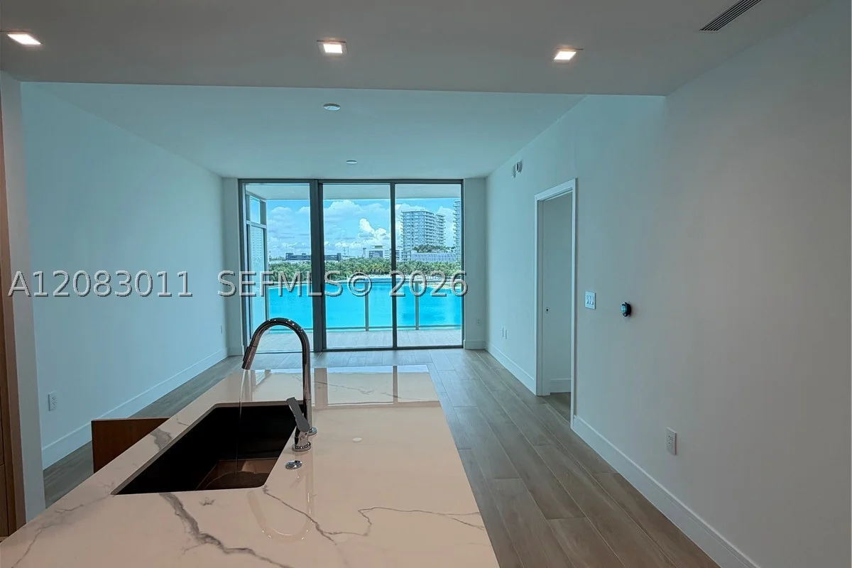 2411 Laguna Cir #307, North Miami: photo 1 of 36