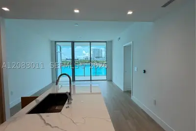 2411 Laguna Cir #307, North Miami: photo 1 of 36