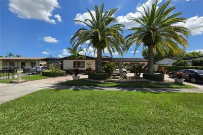8450 NW 178th St, Hialeah: photo 1 of 82