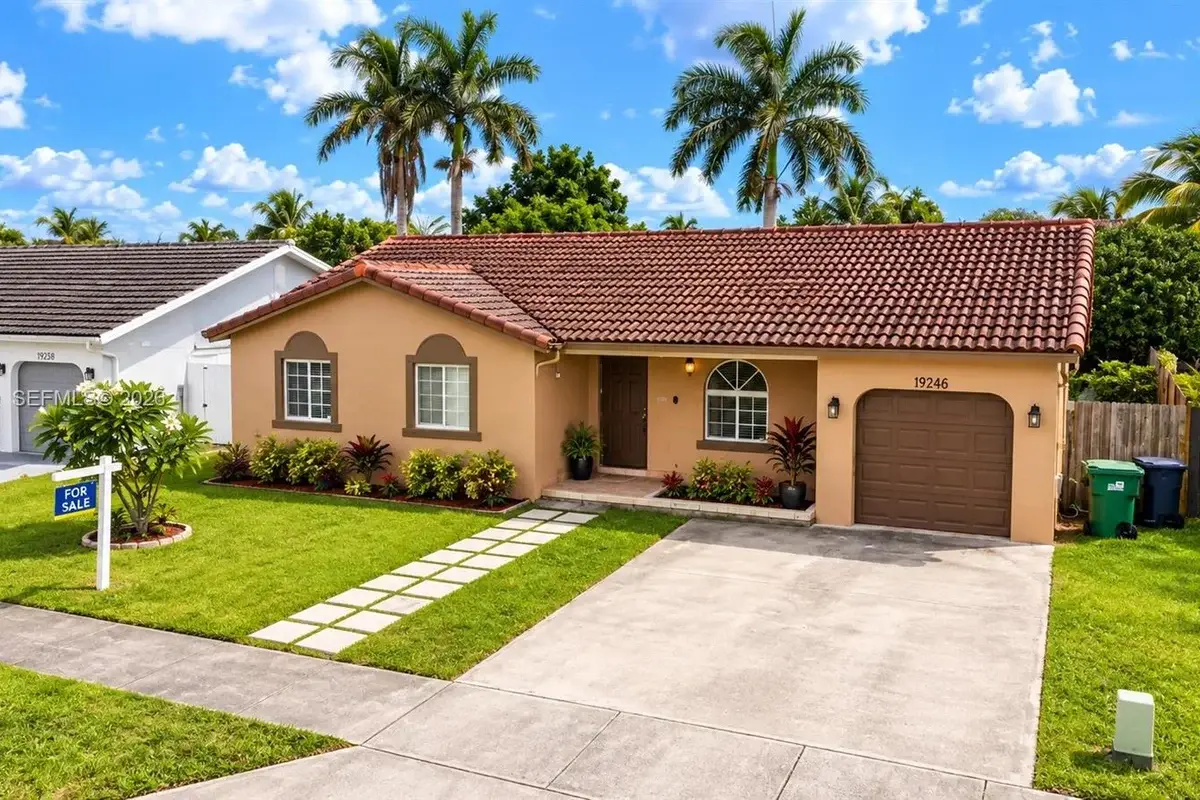 18045 SW 154th Pl, Miami: photo 1 of 37