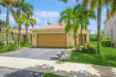 4367 Dogwood Cir, Weston: photo 1 of 36