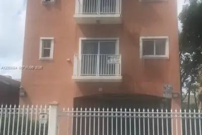 861 NW 2 St #303, Miami: photo 1 of 1