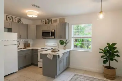1605 NW 127th St, North Miami: photo 1 of 12