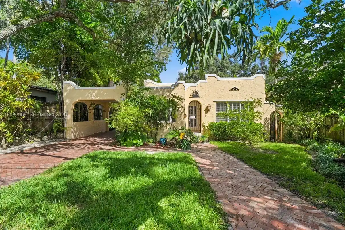 2521 Inagua Ave, Miami: photo 1 of 19