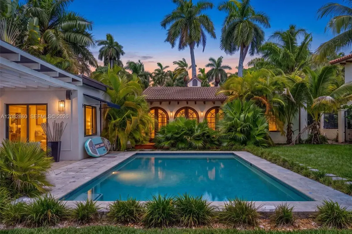 1028 NE 84th St, Miami: photo 1 of 41