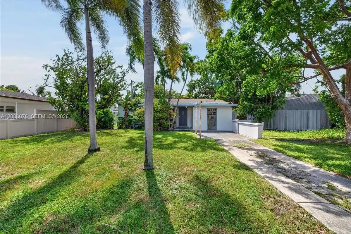 5619 NE 6th Ave, Oakland Park: photo 1 of 24