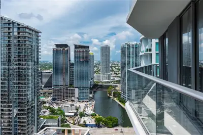 77 SE 5th St #3908, Miami: photo 1 of 51