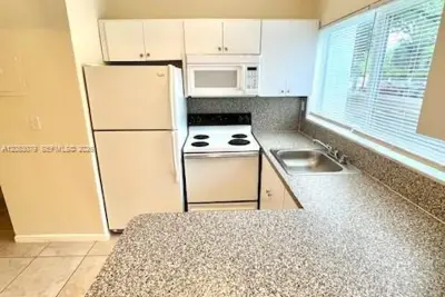 7626 NE 6th Ct #1, Miami: photo 1 of 7