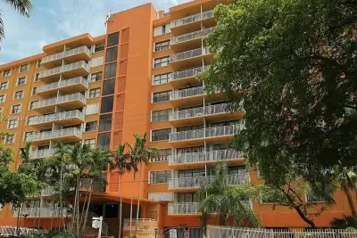 2450 NE 135th St #102, North Miami: photo 1 of 21