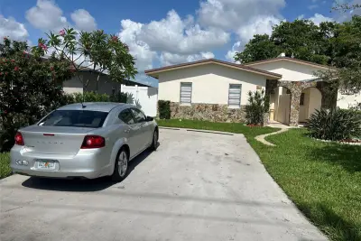 5517 SW 24th Ave, Dania Beach: photo 1 of 30