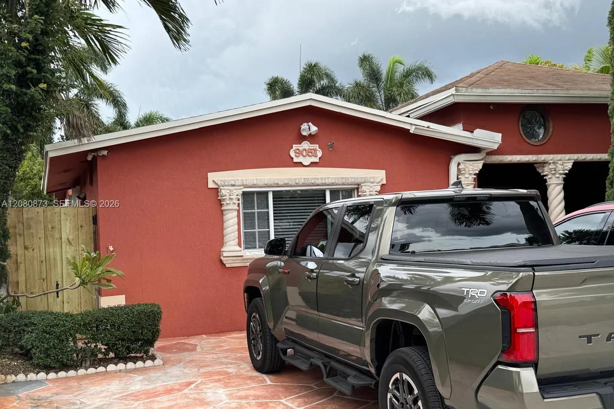9051 NW 18th Ct, Pembroke Pines: photo 1 of 21