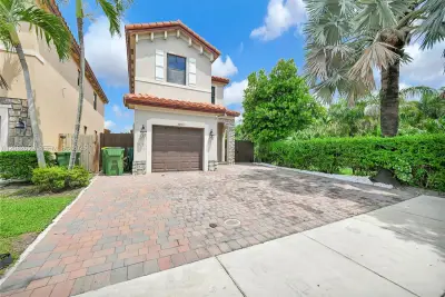 3803 NE 2nd St, Homestead: photo 1 of 26