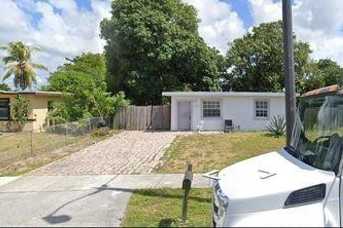 2449 NW 7th St, Pompano Beach: photo 1 of 7