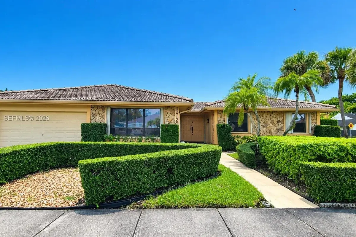 12120 SW 95th St, Miami: photo 1 of 4