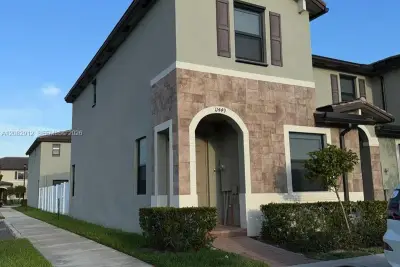 11449 W 34th Ln, Hialeah: photo 1 of 26