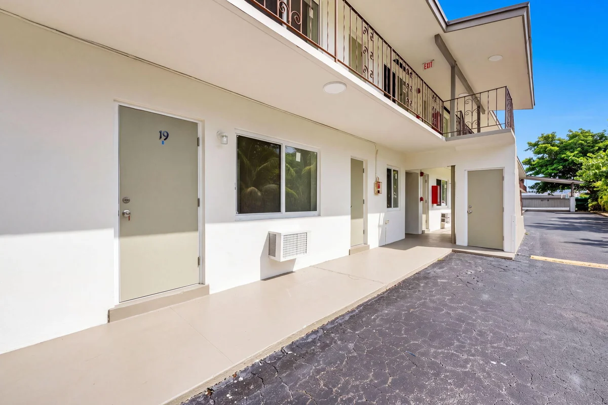 60 NW 79th St #19, Miami: photo 1 of 30