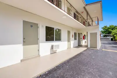 60 NW 79th St #19, Miami: photo 1 of 30