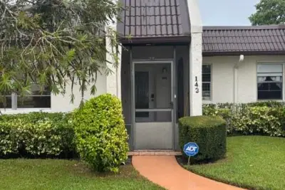 143 Lake Susan Dr, West Palm Beach: photo 1 of 18