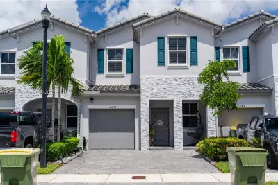 2641 SE 12th St, Homestead: photo 1 of 28