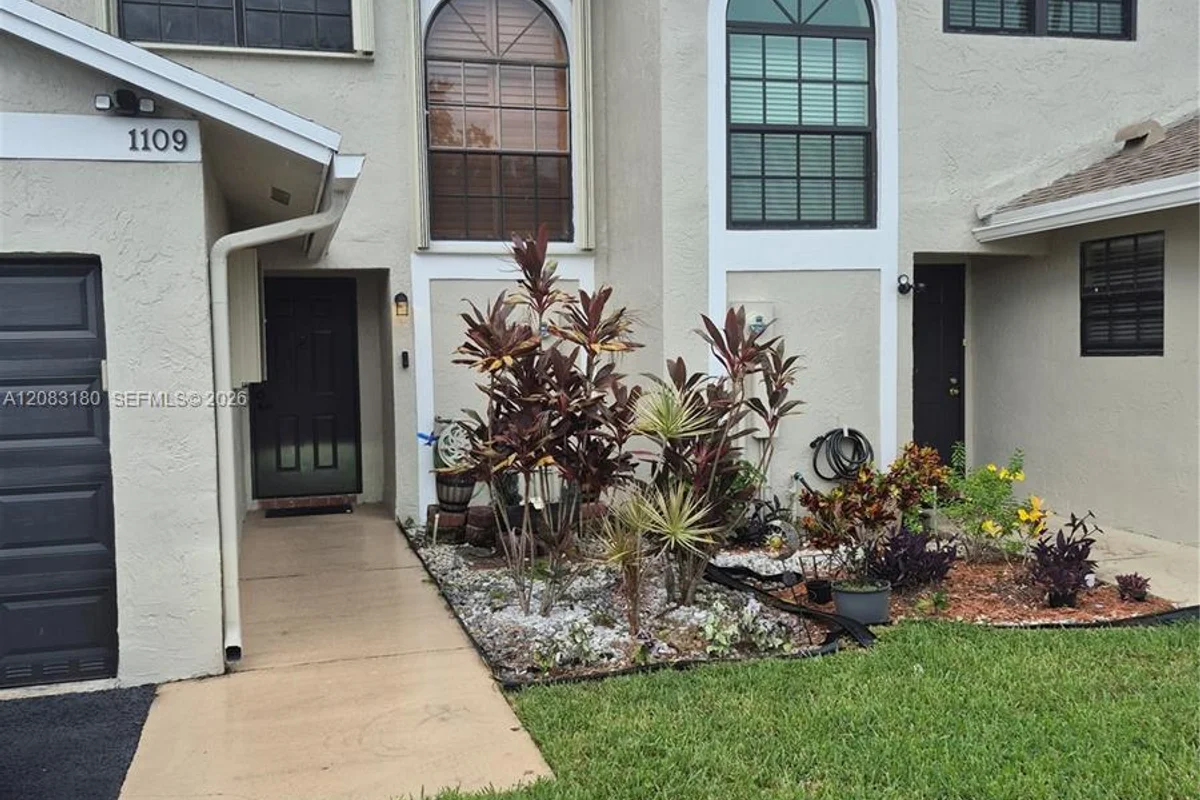 Townhouse in Pembroke Pines: photo 1 of 13